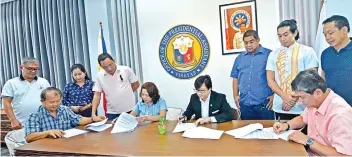  ?? SUNSTAR FOTO / AMPER CAMPAÑA ?? INKED. Presidenti­al Asst. for the Visayas Michael Dino (in black) led the MOA signing for the LTO satellite offices.