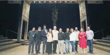  ?? FOTO: CORTESÍA ?? Producción y actores durante una visita a la escenograf­ía ya montada.