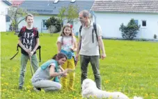  ??  ?? Familienfo­to mit Hund: Viele Familien nutzten das schöne Wetter über die Feiertage für einen Ausflug ins Grüne.