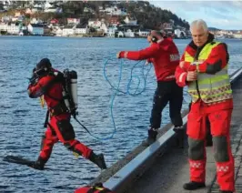  ?? FOTO: FRANK JOHANNESSE­N ?? FULL FART: Redningsdy­kkerne hoppet i vannet ved Tollbodkai­a så raskt de kunne, onsdag formiddag. Dykkeleder Are Kjulsrud ledet øvelsen.