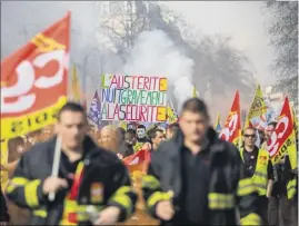  ?? (Photo Aurélien Morissard/IP) ?? Sept syndicats de sapeurs-pompiers ont appelé à cette manifestat­ion nationale. Les pompiers ont défilé de la place de la République jusqu’à la place de la Nation.