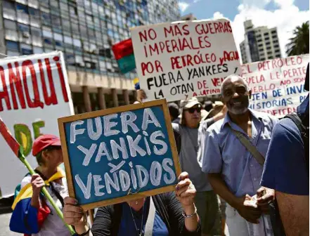  ?? Nicolás Celaya/Xinhua ?? Apoiadores de Maduro protestam em Montevidéu durante a reunião do Grupo Internacio­nal de Contato