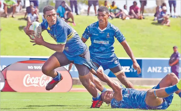  ?? Picture: JONACANI LALAKOBAU ?? Seru Waqalevu of Eastern Saints looks for support against Police Blue in their Cup quarter final match during the 44th Fiji Bitter Marist 7s tournament at the ANZ Stadium in Suva on Saturday, September 26, 2020.