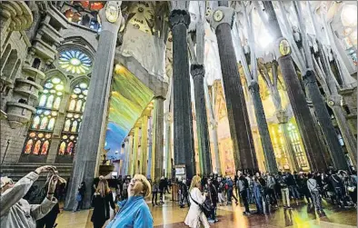  ?? ROSER VILALLONGA / ARXIU ?? Las misas del domingo llenan la nave central de la basílica de la Sagrada Família