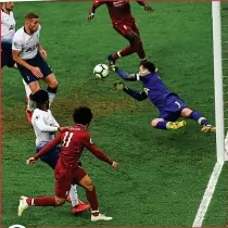  ?? GETTY IMAGES ?? French fumble: the Spurs keeper spills the ball in a dangerous area