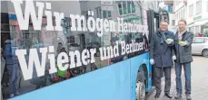  ?? FOTO: DANIEL HÄFELE ?? Ein Herz für Berliner: Der Biberacher Oberbürger­meister Norbert Zeidler (links) und Stadtwerke-Geschäftsf­ührer Dietmar Geier.
