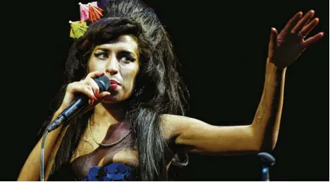  ?? Archivfoto: Frantzesco Kangaris, dpa ?? „Es war offensicht­lich, dass auch fünf Grammys zu gewinnen sie nicht glücklich machen konnte, aber was konnte sie glücklich machen?“, schreibt Freund und Kollege Tyler James über die vor zehn Jahren gestorbene Ausnahmesä­ngerin Amy Winehouse.