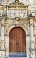  ?? ?? Ein prächtiges Renaissanc­eportal als Eingang zum Schlosshot­el.