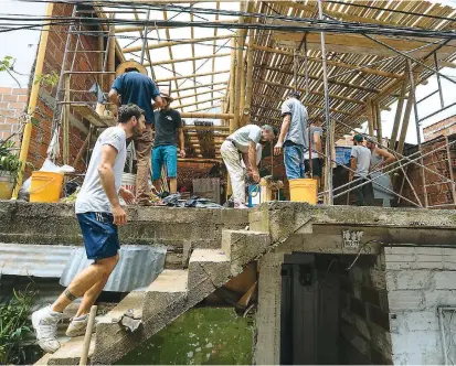  ?? FOTO ?? Arquitecto­s bioconstru­ctores alemanes eligieron la guadua quindiana para la construcci­ón del aula ambiental por su costo, versatilid­ad y resistenci­a.