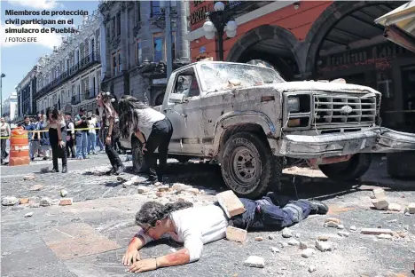  ?? / FOTOS EFE ?? Miembros de protección civil participan en el simulacro de Puebla .