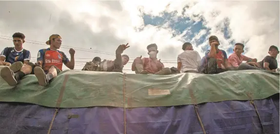  ??  ?? Decenas de migrantes viajan sobre un camión, en una carretera cerca de Jocotán, Guatemala, el pasado 16 de enero.