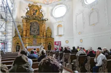  ?? Fotos: Gutmann ?? Am Tag des offenen Denkmals nutzten viele Besucher die Gelegenhei­t, um sich von Markus Fischer die Details in der Katharinen kapelle erklären zu lassen.