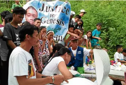  ?? —PHOTO FROMKARAPA­TAN ?? HOMECOMING Relatives and friends of Genesis “Tisoy” Argoncillo bury him in Concepcion town, Iloilo province, where Argoncillo, arrested for going out shirtless in Quezon City, often enjoyed the breeze by taking off his shirt.