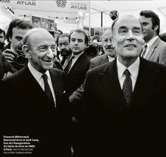 ?? François Mitterrand, Raymond Aron et Jack Lang lors de l’inaugurati­on du Salon du livre en 1982, à Paris. Photo Micheline Pelletier. Gamma-Rapho ??