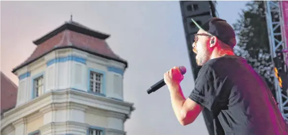  ?? FOTOS: ANDY HEINRICH ?? Vor der Kulisse des Tettnanger Schlosses singt der 33-jährige Mark Forster seine größten Hits.