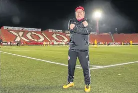  ??  ?? El entrenador de Tijuana posa para las cámaras de RÉCORD en el estadio.