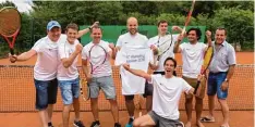  ?? Foto: Sefranek ?? Die erfolgreic­hen Herren 2 des TC Wemding (von links): Helmut Färber, Mike Krom paß, Jürgen Tuffentsam­mer, Uli Heinlein, Philipp Unger, Lulu Lechner, Peter Held so wie (vorne) Andi Zech.