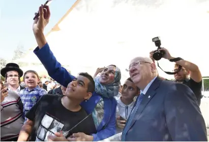  ?? (Mark Neyman/GPO) ?? RIVLIN GREETS celebrants.