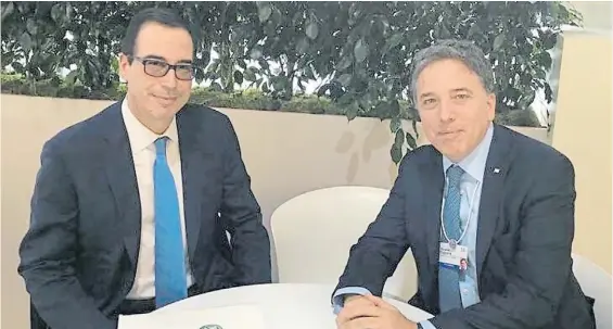  ??  ?? La otra cumbre. El secretario del Tesoro de EE.UU. Steven Mnuchin junto a Nicolás Dujovne, ayer en la Casa Argentina en Davos.