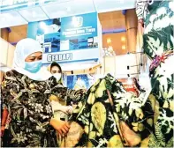  ?? HUMASPROV FOR JAWA POS ?? APRESIASI: Gubernur Khofifah Indar Parawansa mengamati batik tradisiona­l produksi UMKM Jatim.