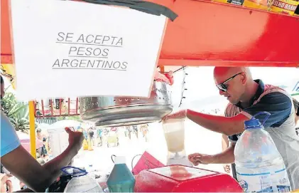  ?? FOTOS: DE LA ORDEN ?? Ambulante. Los vendedores callejeros aceptan todo: desde pesos argentinos hasta tarjetas.