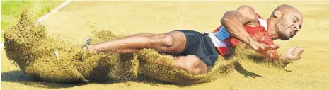  ?? FOTO: GÜNTER KRAM ?? Punktlandu­ng: Sieger Julian Howard kam in Oberteurin­gen auf 8,14 Meter – einen Zentimeter weniger als bei seinem Erfolg 2015.