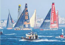  ?? FOTO: RONAN HOUSSIN/IMAGO IMAGES ?? Da stand sie noch fest im Wasser: Kevin Escoffier und seine PRB-Yacht (Mitte) beim Start der Vendée Globe in Les Sables.