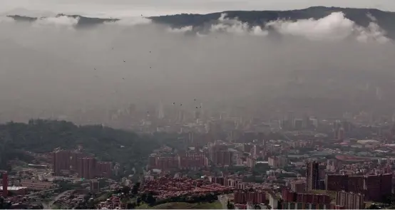  ?? FOTO MANUEL SALDARRIAG­A ?? Aunque por algunos días el cielo se ha despejado, la constante de la semana, en especial en horas de la mañana, es ver una capa espesa en el horizonte del Valle de Aburrá.