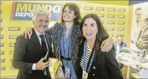  ?? ?? Xavier Puig posa junto a Thaïs Henríquez y Cristina Cubero