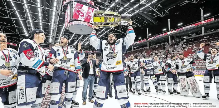  ?? Foto: Adam Horsinka, MAFRA ?? Radost mistrů Pátý zápas finále hokejové extraligy skončil v Třinci vítězstvím Brna. Obhájce titulu, jenž získal pro klub 13. trofej, může slavit.