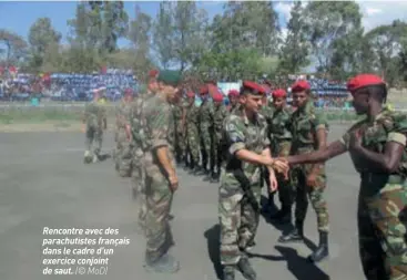  ??  ?? Rencontre avec des parachutis­tes français dans le cadre d’un exercice conjoint de saut. (© MOD)