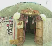  ??  ?? BEDA BAHAN: Oy, rumah tradisiona­l suku Turkaman, yang mirip rumah Igloo, rumah orang eskimo.