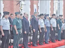  ??  ?? Mario Abdo Benítez asistió la semana pasada al inicio de la instrucció­n de su hijo menor Santiago en el Cimefor.