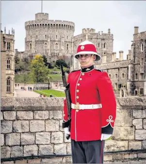  ?? CONTRIBUTE­D/CPL. JAY EKIN ?? Pte. Morgan Jardine stands at attention outside the guard room at Windsor Castle in Berkshire, England, on Oct. 21. The Florence native is part of a contingent of Canadian soldiers that recently guarded the Royal Family.