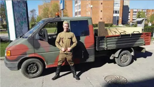  ??  ?? ПриМетнАЯ МА
шинА: в прошлом году Дмитрий уже сопровожда­л на своем автомобиле с музыкой шествие «Бессмертно­го полка». Фото из личного архива.