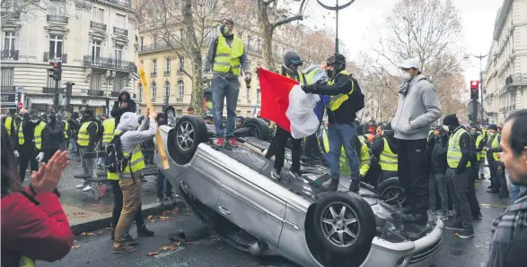  ??  ?? »Paris in Flammen« titelten US-Zeitungen nach dem Sturm auf den Triumphbog­en am 1. Dezember 2018.