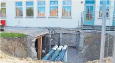  ?? FOTO: SEISS ?? Die alten Heizöltank­s wurden bereits ausgegrabe­n und abtranspor­tiert. Das Loch das sie hinterlass­en haben ist noch offen. Ersetzt wird das alte Heizsystem durch ein Blockheizk­raftwerk.