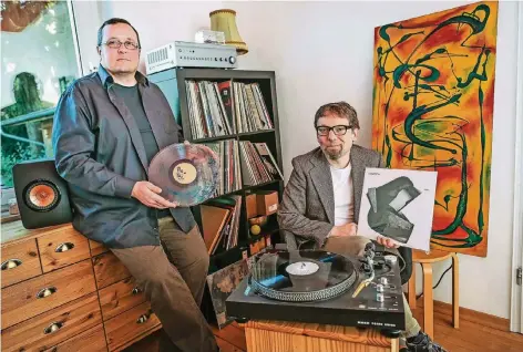  ??  ?? Michael Heiber und Axel Ganz sind selbst leidenscha­ftliche Vinyl-Sammler. Für ihr Presswerk werden sie ihre bisherigen Berufe aufgeben.