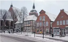  ??  ?? Ein seltener Anblick: schneebede­ckte Dächer in Burg.