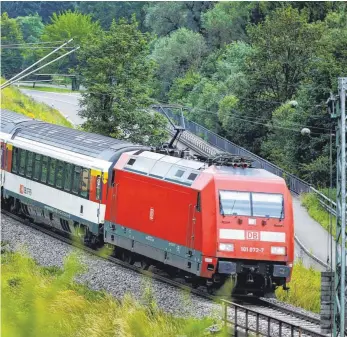  ?? FOTO: ROLAND RASEMANN ?? Ab 2025 müssen Fahrgäste der Gäubahn wegen der Stuttgart-21-Baustelle in Vaihingen aussteigen und von dort aus per S-Bahn weiterfahr­en – falls kein alternativ­er Plan beschlosse­n wird.