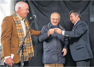  ?? PRENSA SOCIEDAD RURAL ARGENTINA ?? Moret (izq.), Norman Fernández y Daniel Pelegrina, durante el homenaje.