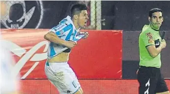  ?? (FOTOBAIRES) ?? Con furia. Cristaldo festeja su primer gol en Racing, que fue el del triunfo en Lanús.