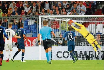  ?? FOTO: ANDERSEN/AFP ?? Marco Reus (links, mit der Nummer 11) hat abgezogen, aber Frankreich­s Torhüter Alphonse Areola kann den Schuss noch klären. Die deutsche Nationalma­nnschaft zeigte gegen den Weltmeiste­r eine gute Leistung.