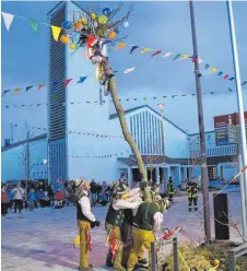  ?? FOTO: JULIA BAUMANN ?? In wenigen Sekunden stand der Narrenbaum am Donnerstag­abend am Nonnenhorn­er Stachus.