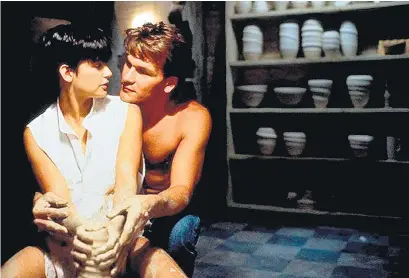  ??  ?? Demi Moore y Patrick Swayze en Ghost, su exitazo de 1990.