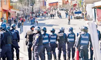  ??  ?? Padres de familia protestaba­n por el cierre de una escuela cuando fueron atacados, por lo cual intentaron quemar el vehículo del agresor y le lanzaron piedras, por lo que tuvo que llegar la policía capitalina.