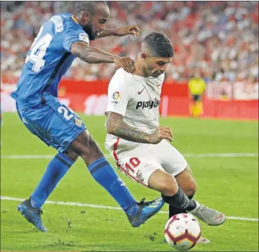  ??  ?? PRESIONADO. Banega, durante el duelo ante el Getafe.