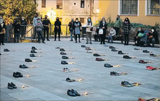  ??  ?? Acte d’ahir en record de les persones mortes; 70 parells de sabates disposades en un muntatge artístic davant de la parròquia de Santa Anna