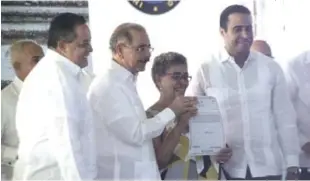  ?? JOSÉ DICEN/LISTÍN DIARIO ?? Momento en que el presidente Danilo Medina hace entrega de los títulos de propiedad a productore­s agropecuar­ios de Palmar de Ocoa, en Azua.