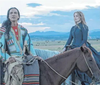  ?? FOTO: RICHARD FOREMAN ?? Sieht aus wie ein Western, ist aber keiner: Die Malerin Catherine Weldon (Jessica Chastain) trifft auf SiouxStamm­eshäuptlin­g Sitting Bull (Michael Greyeyes) und ist fasziniert von seiner Weisheit.